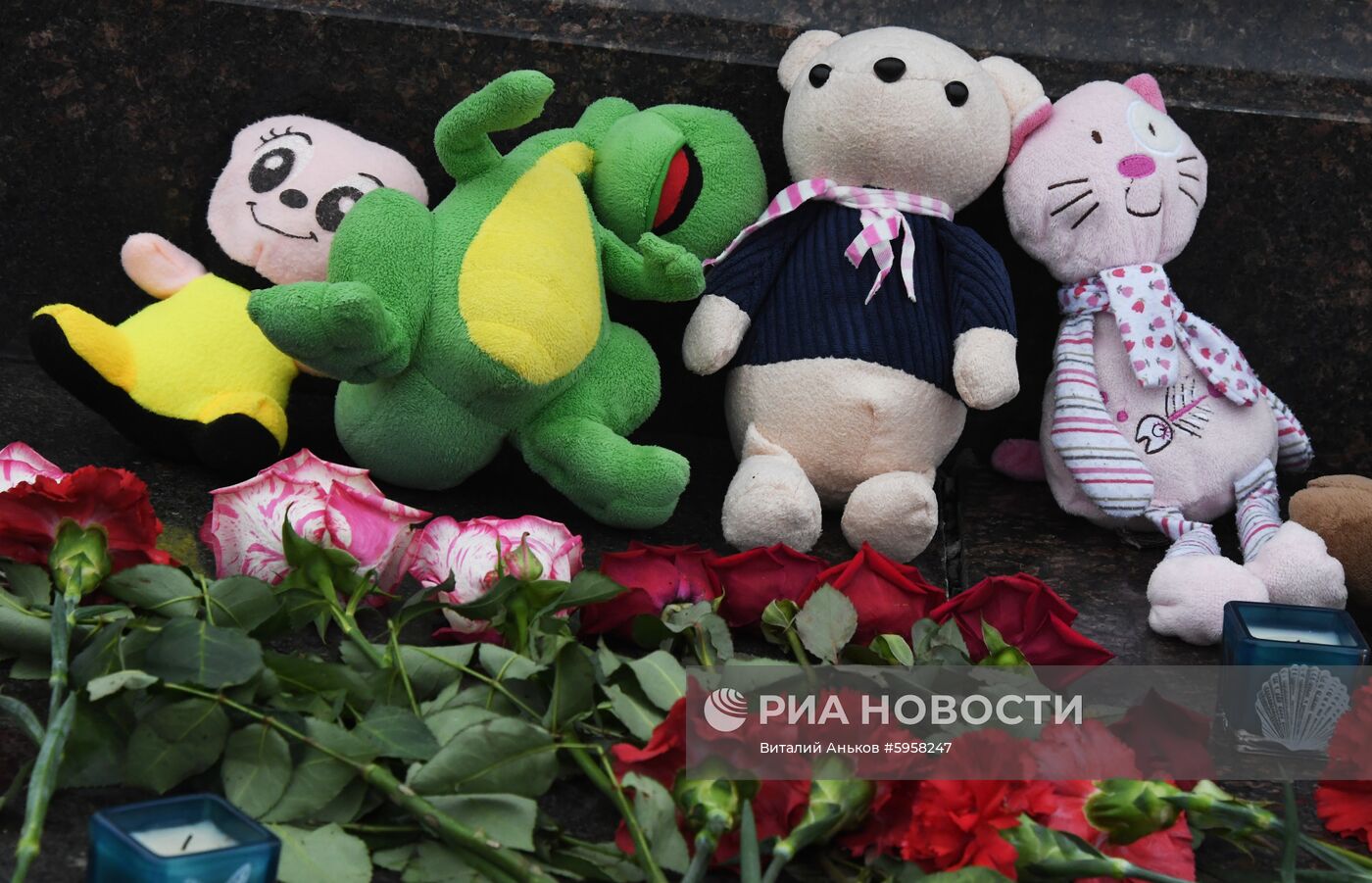 Жители Приморья несут цветы на площадь в память о погибших при пожаре в лагере детях