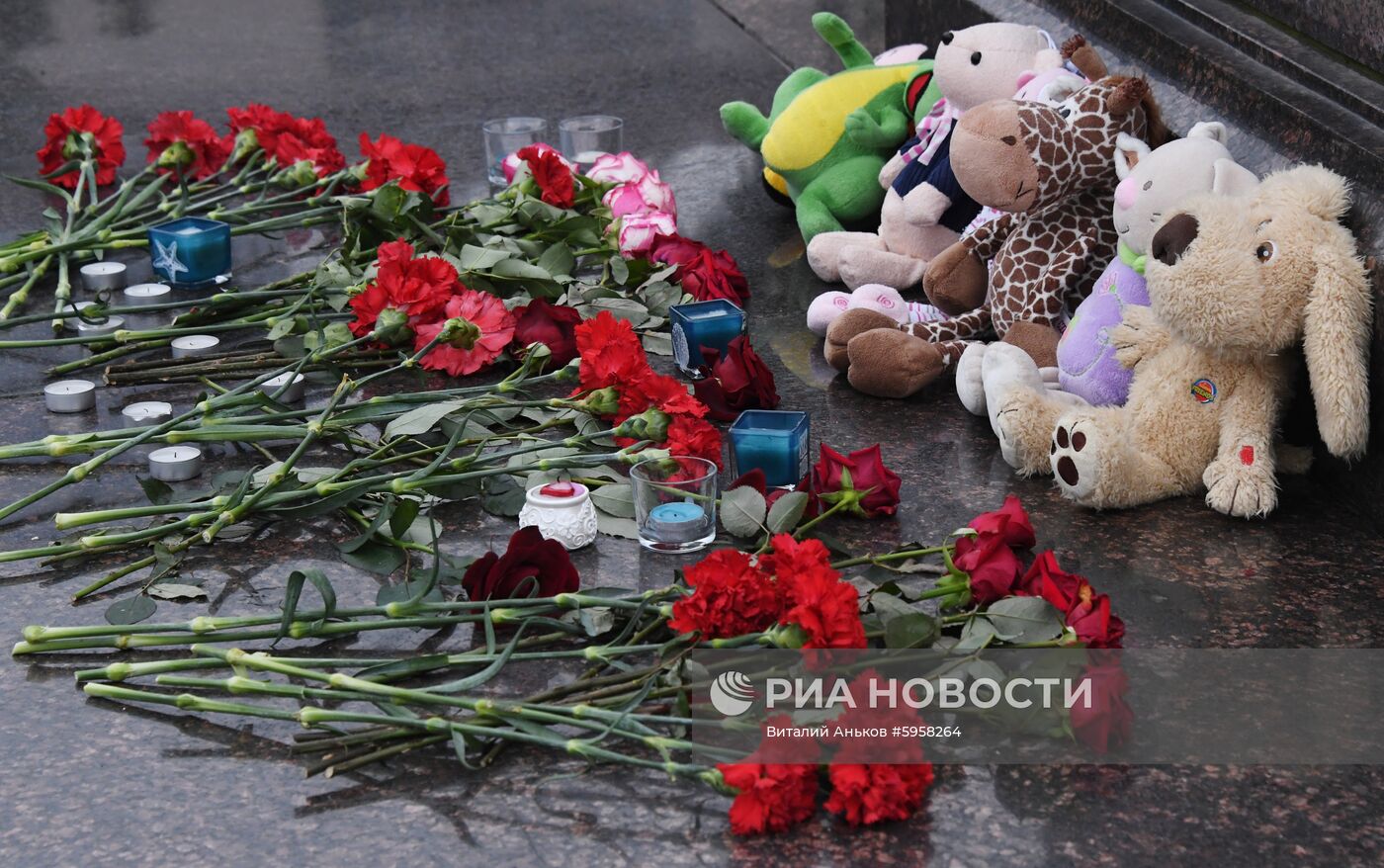 Жители Приморья несут цветы на площадь в память о погибших при пожаре в лагере детях