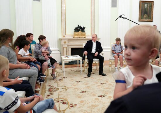 Президент РФ В. Путин провел в Кремле встречу с семьями, пострадавшими от наводнения в Приангарье