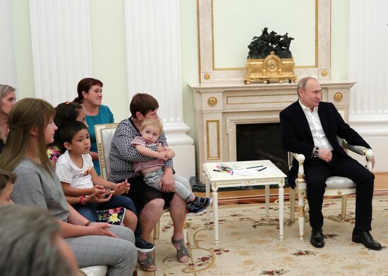 Президент РФ В. Путин провел в Кремле встречу с семьями, пострадавшими от наводнения в Приангарье