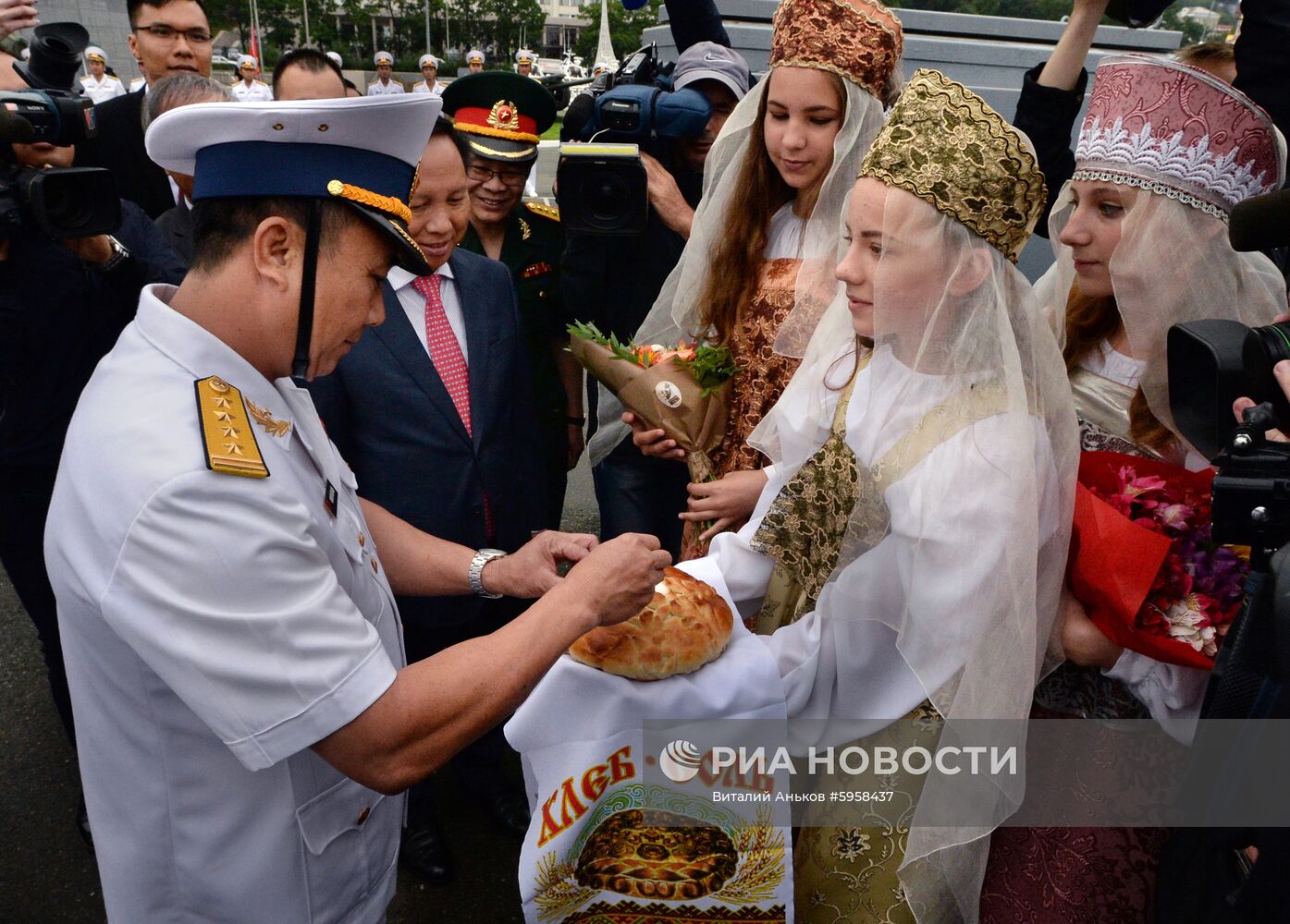 Торжественная встреча фрегата "Куанг Чунг" во Владивостоке