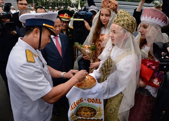 Торжественная встреча фрегата "Куанг Чунг" во Владивостоке