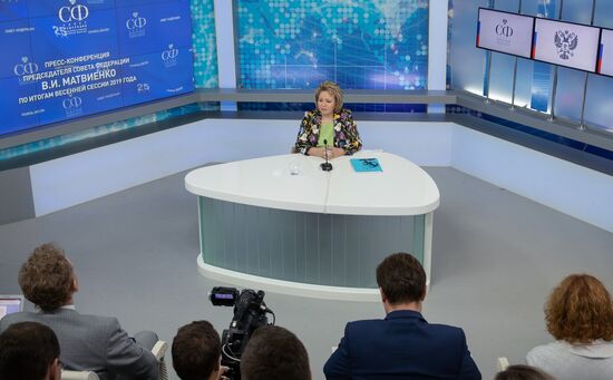 Пресс-конференция председателя Совета Федерации В. Матвиенко