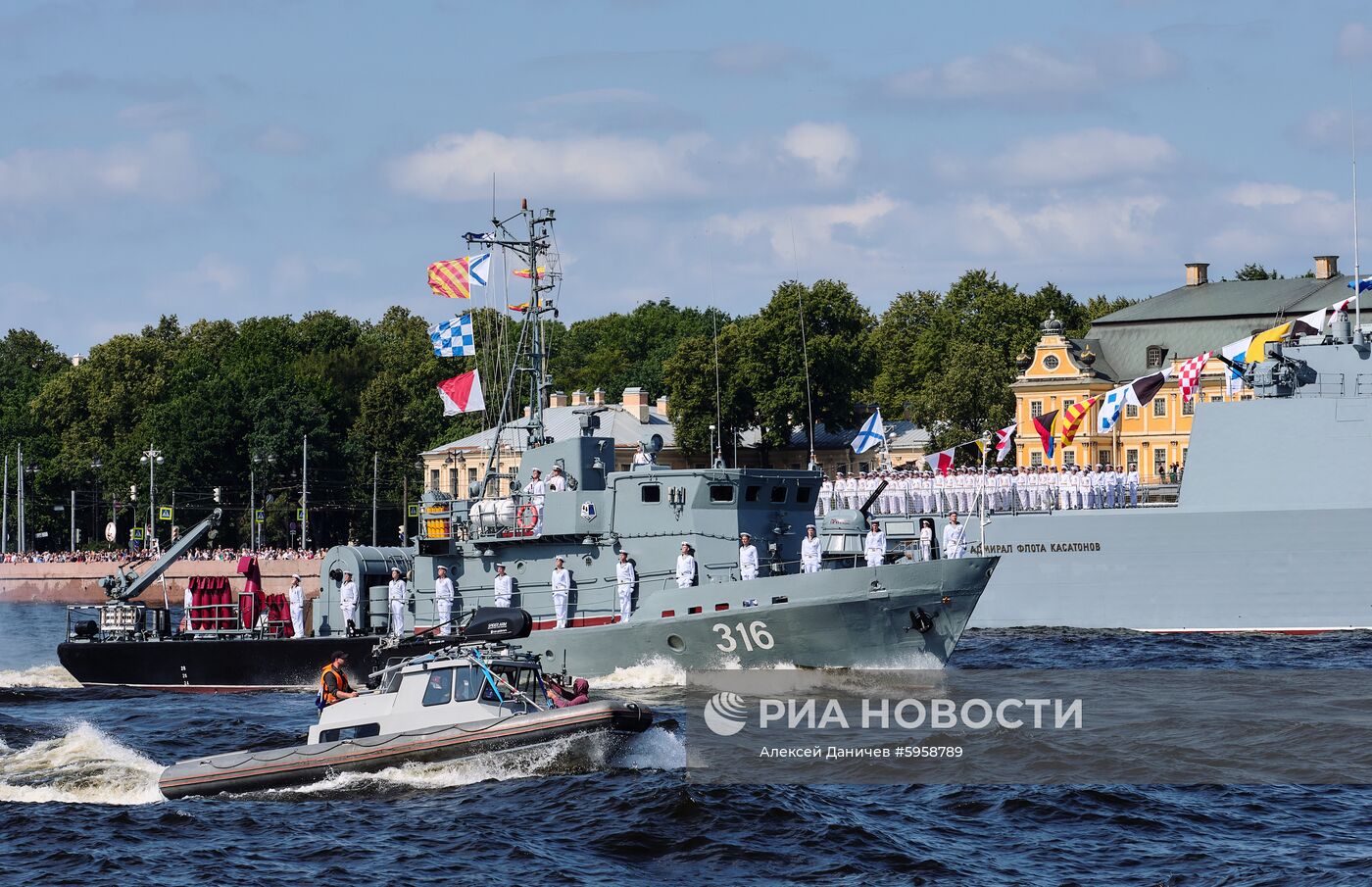 Репетиция парада ко Дню ВМФ в городах России