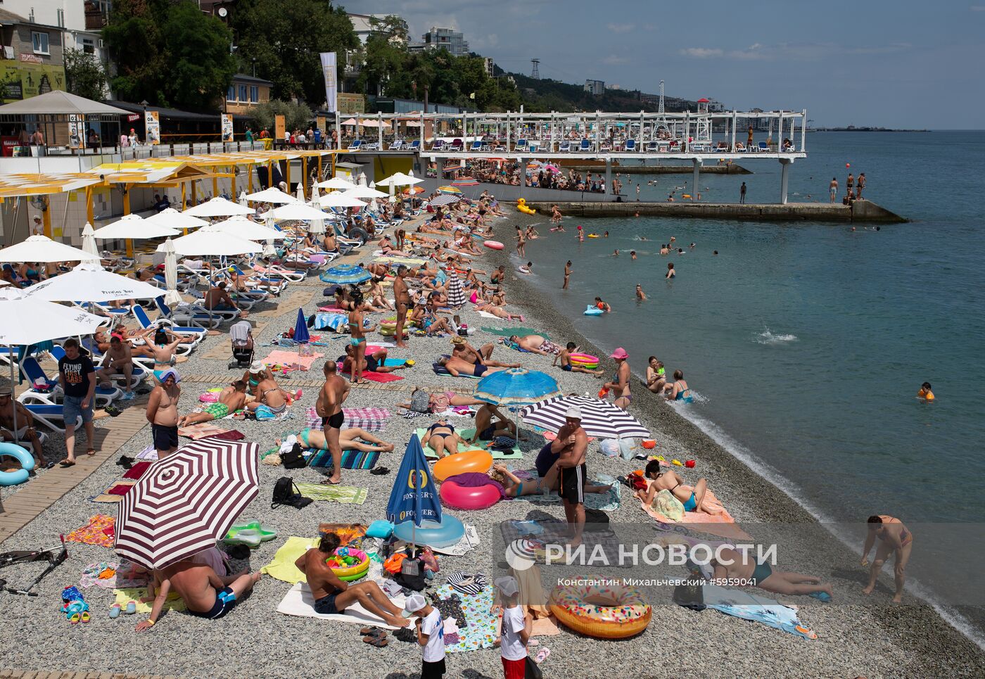 Когда откроют пляжи в ялте. Ялта пляж. Ячта пляжи летом. Отдыхающие на пляже Ялты. Какой пляж в Ялте.