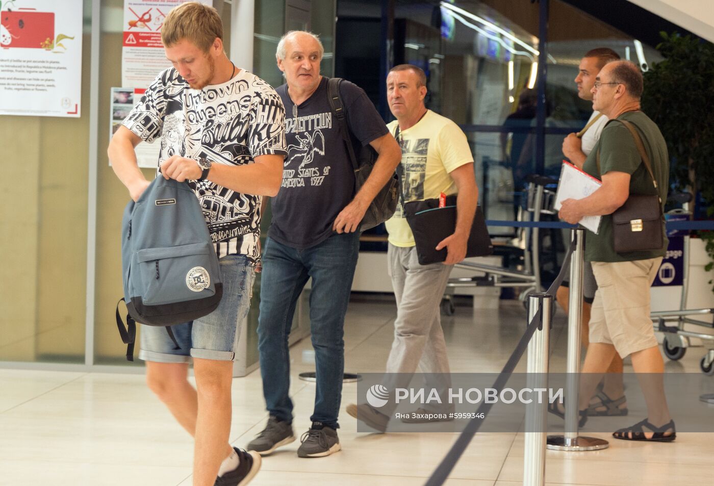 Российские моряки задержанного на Украине судна в аэропорту Кишинева