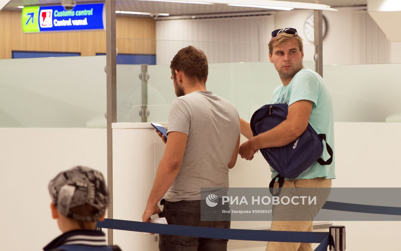 Российские моряки задержанного на Украине судна в аэропорту Кишинева