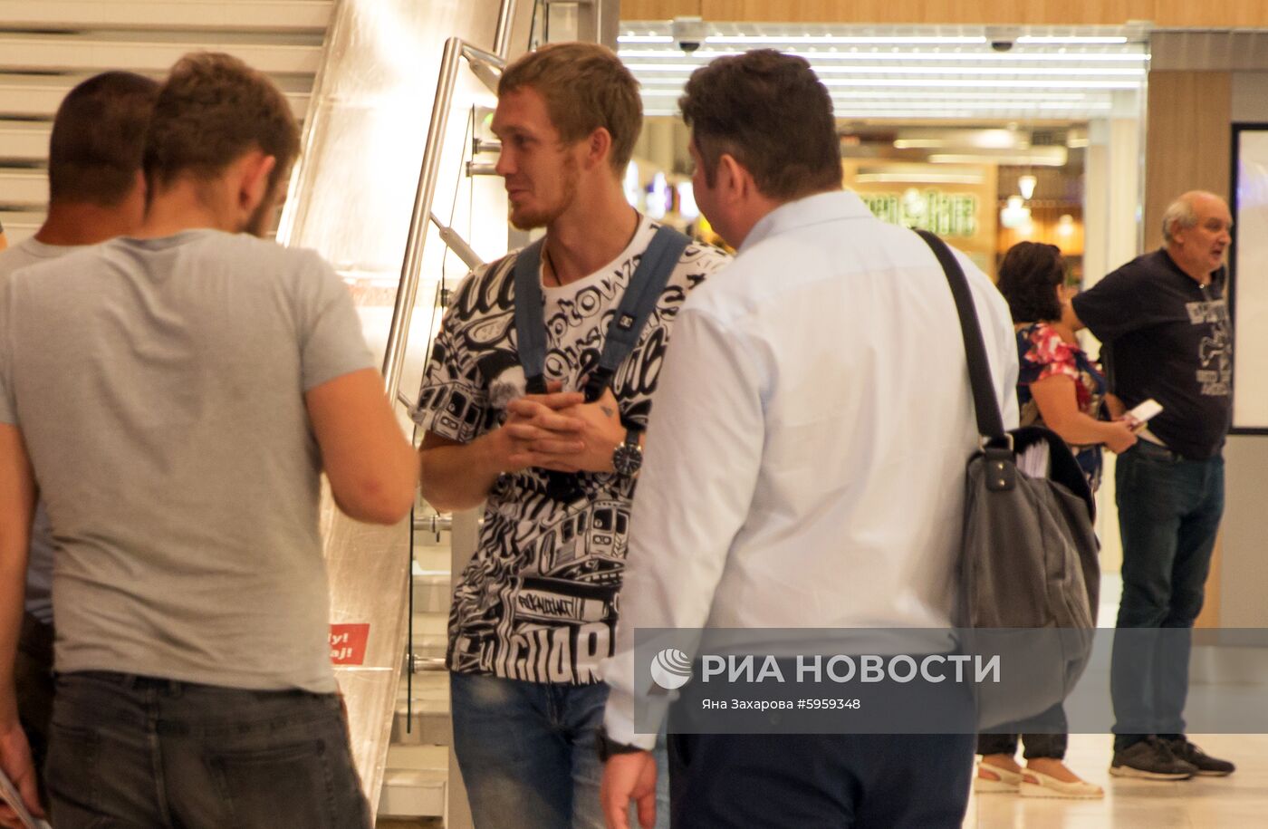 Российские моряки задержанного на Украине судна в аэропорту Кишинева