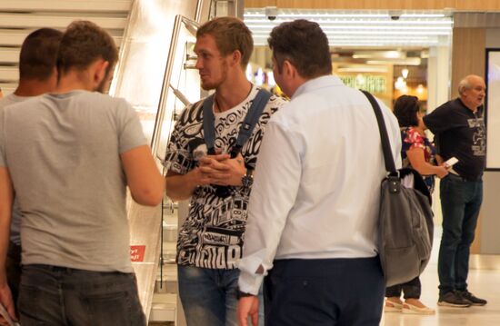 Российские моряки задержанного на Украине судна в аэропорту Кишинева 