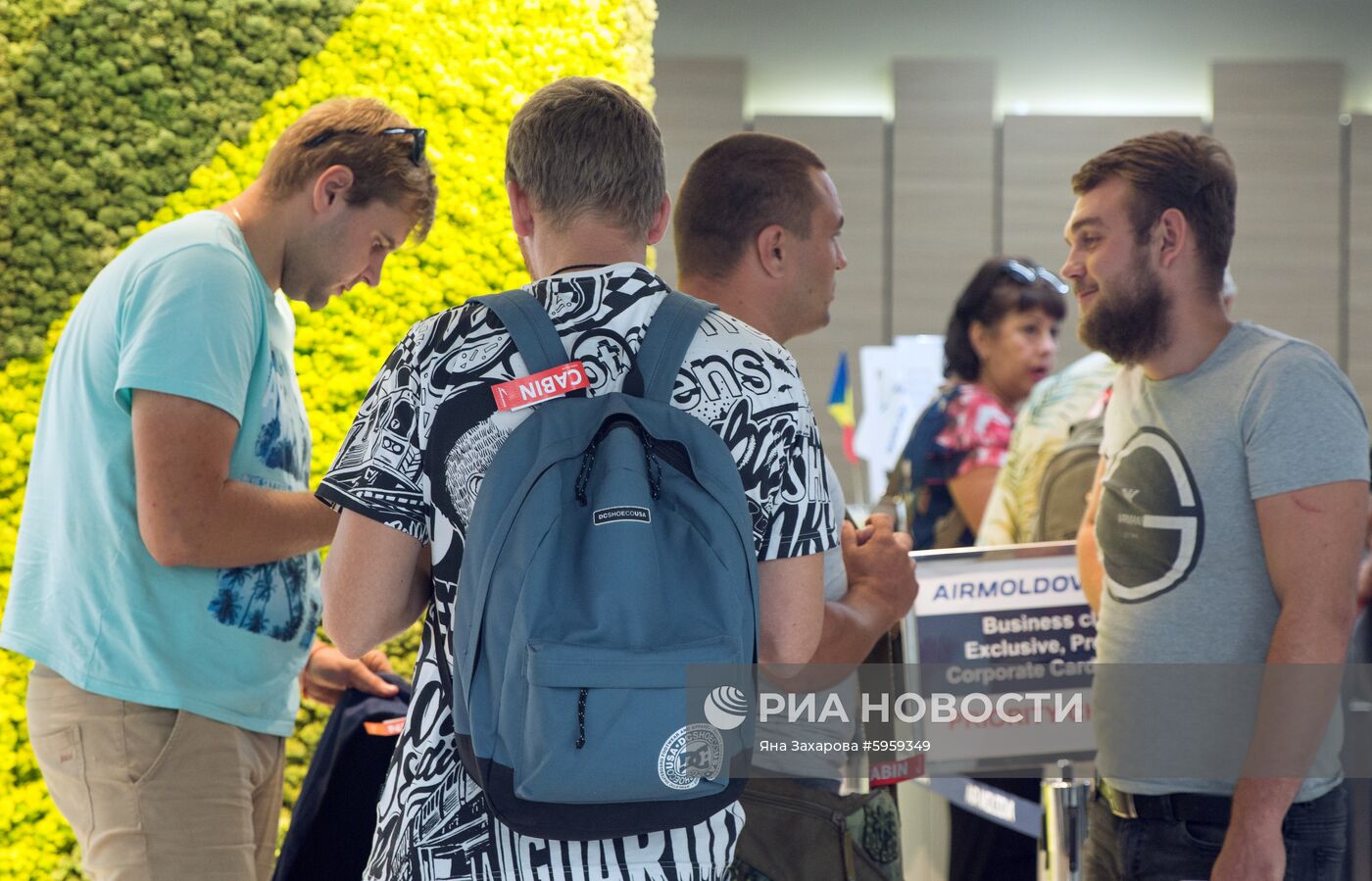 Российские моряки задержанного на Украине судна в аэропорту Кишинева 