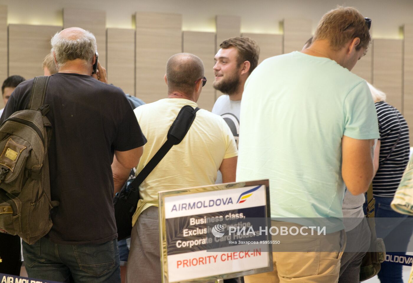 Российские моряки задержанного на Украине судна в аэропорту Кишинева