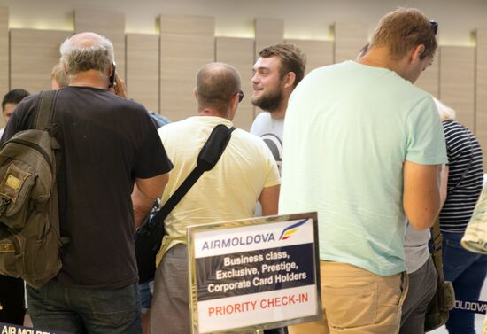 Российские моряки задержанного на Украине судна в аэропорту Кишинева 