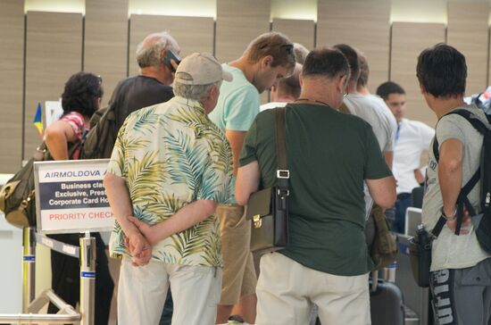 Российские моряки задержанного на Украине судна в аэропорту Кишинева 