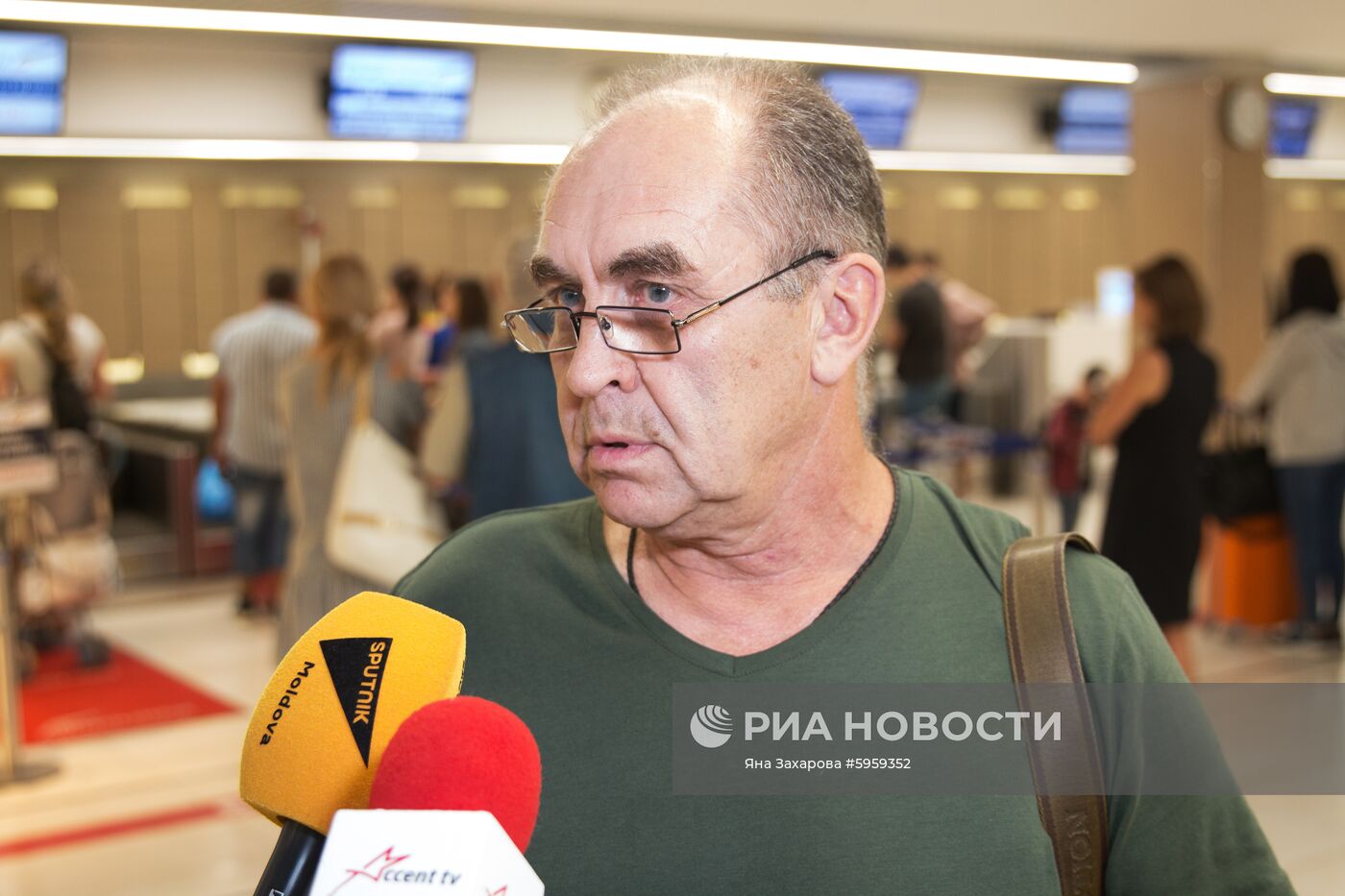 Российские моряки задержанного на Украине судна в аэропорту Кишинева 