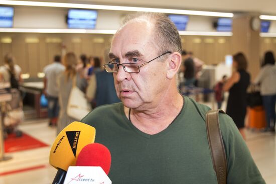 Российские моряки задержанного на Украине судна в аэропорту Кишинева 