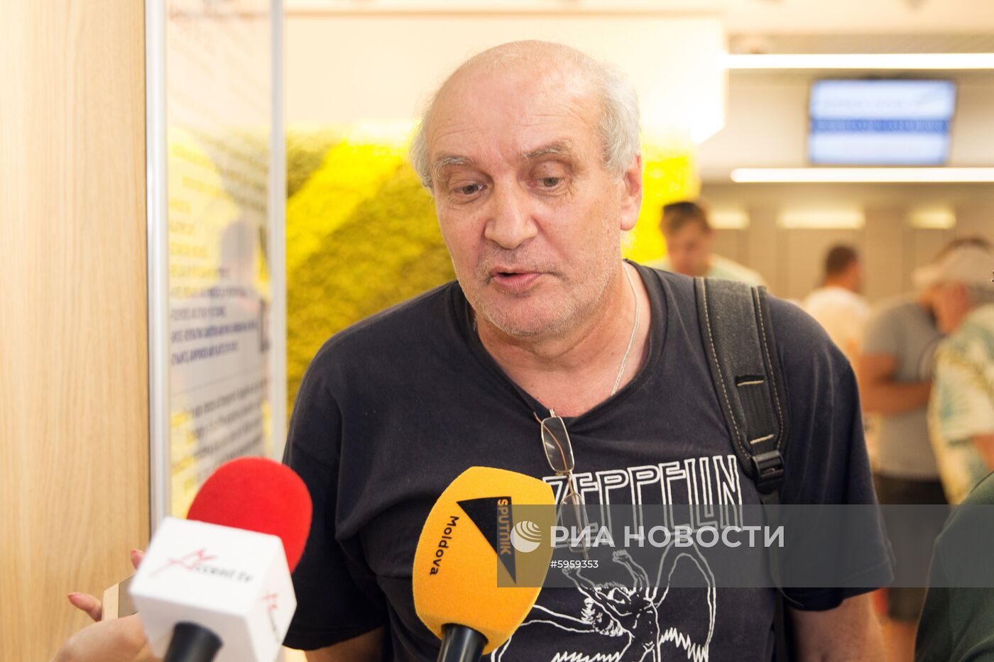 Российские моряки задержанного на Украине судна в аэропорту Кишинева