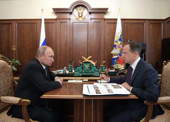 Президент РФ В. Путин встретился с министром культуры РФ В. Мединским