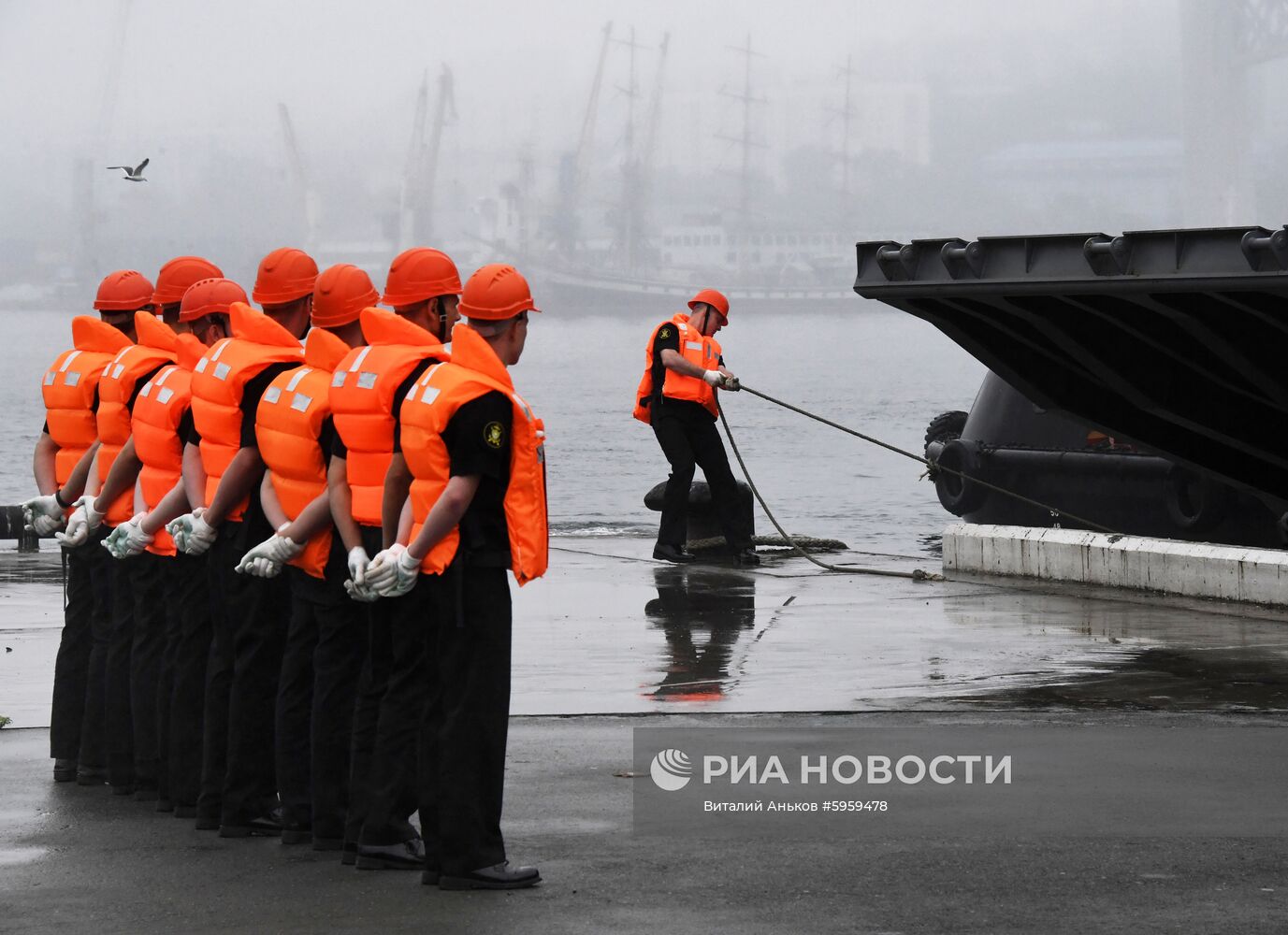 Встреча корабля-дока Военно-морских сил Филиппин "Давао-дель-Сур" во Владивостоке