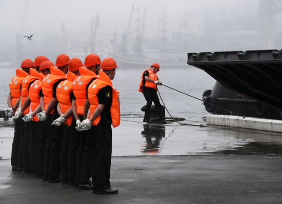 Встреча корабля-дока Военно-морских сил Филиппин "Давао-дель-Сур" во Владивостоке