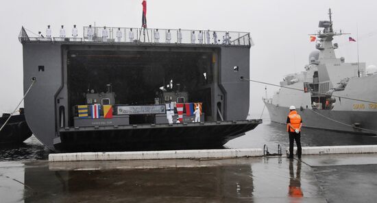 Встреча корабля-дока Военно-морских сил Филиппин "Давао-дель-Сур" во Владивостоке