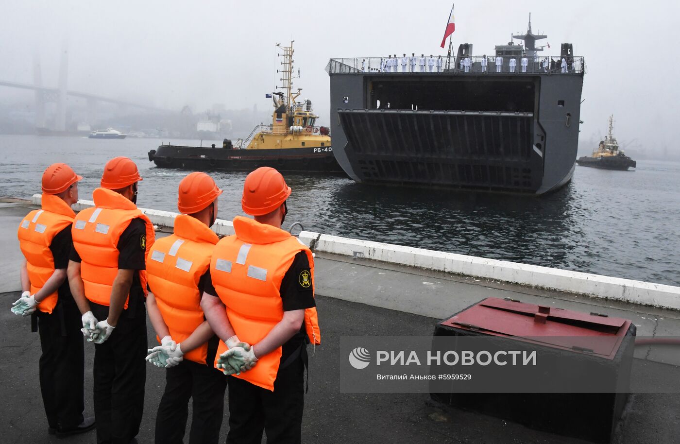 Встреча корабля-дока Военно-морских сил Филиппин "Давао-дель-Сур" во Владивостоке