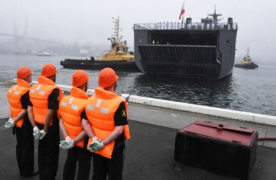 Встреча корабля-дока Военно-морских сил Филиппин "Давао-дель-Сур" во Владивостоке