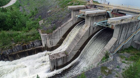 Сброс воды на Верхне-Туломском водохранилище