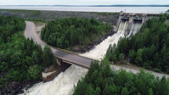Сброс воды на Верхне-Туломском водохранилище