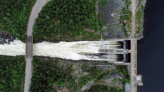 Сброс воды на Верхне-Туломском водохранилище