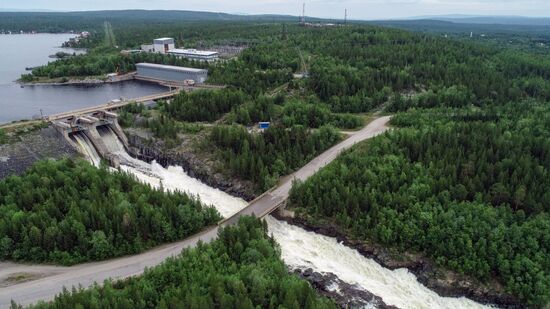 Сброс воды на Верхне-Туломском водохранилище