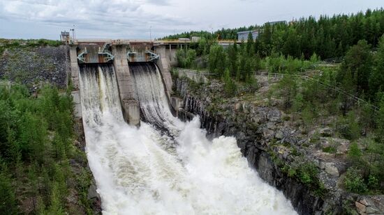 Сброс воды на Верхне-Туломском водохранилище