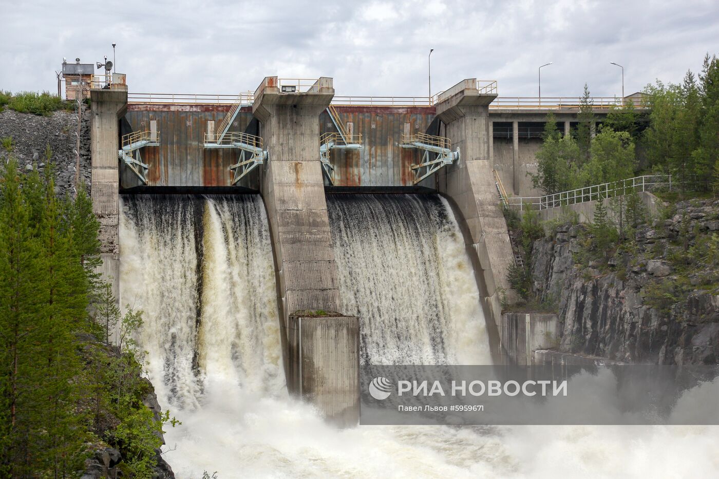 Сброс воды на Верхне-Туломском водохранилище