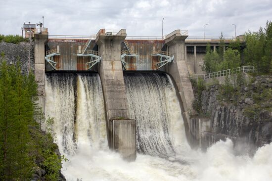 Сброс воды на Верхне-Туломском водохранилище