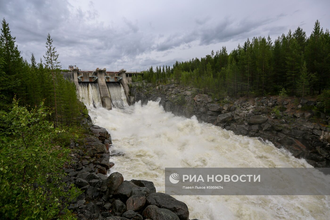 Сброс воды на Верхне-Туломском водохранилище