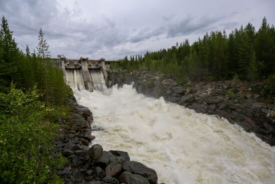 Сброс воды на Верхне-Туломском водохранилище