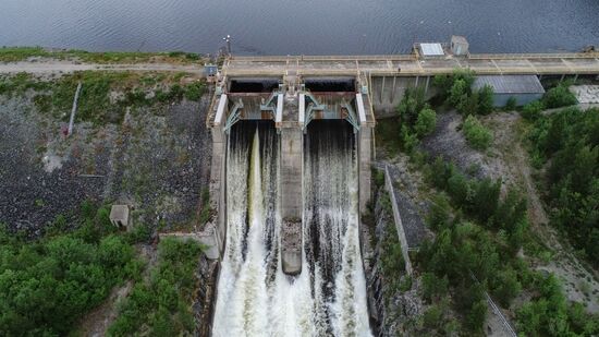 Сброс воды на Верхне-Туломском водохранилище