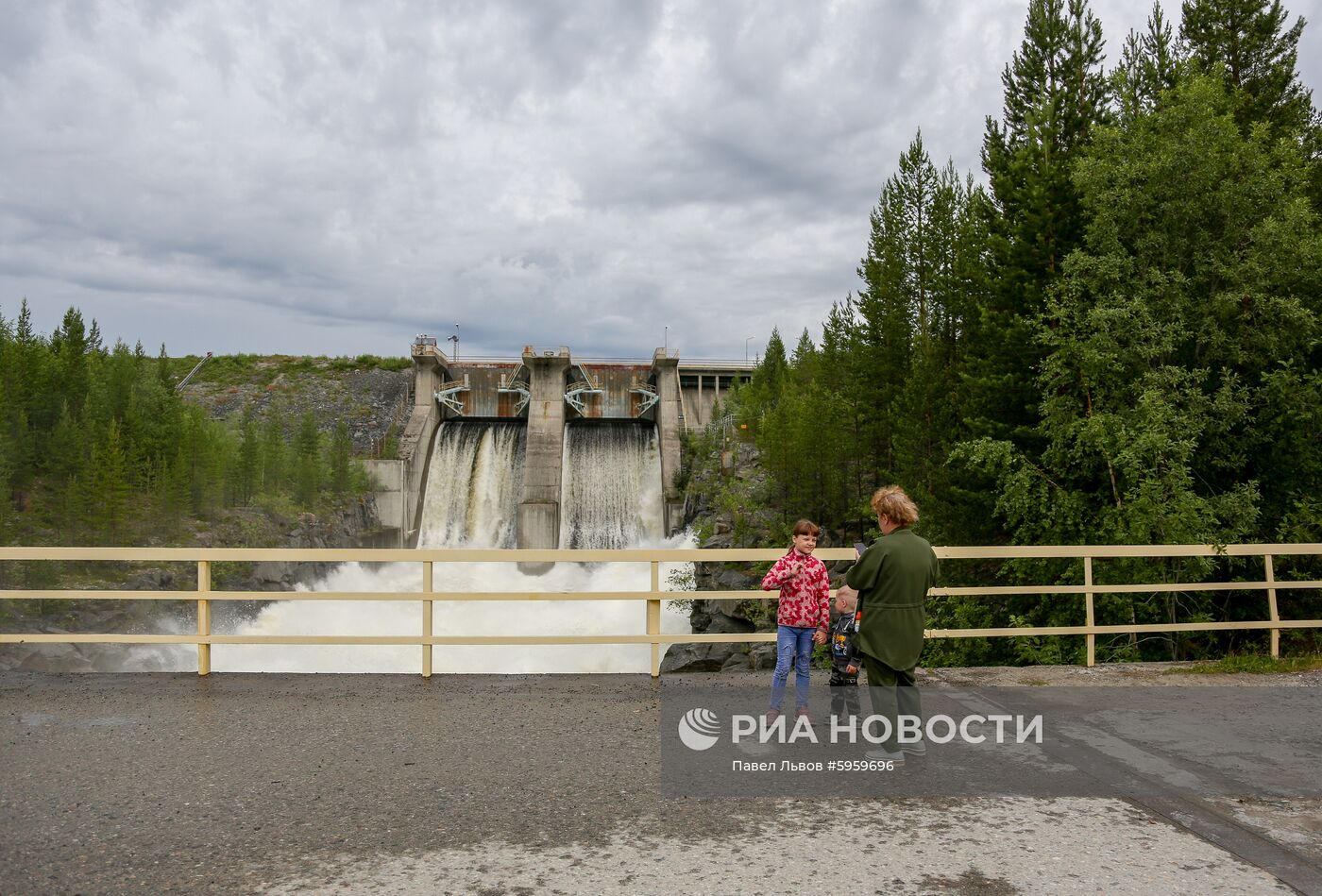 Сброс воды на Верхне-Туломском водохранилище