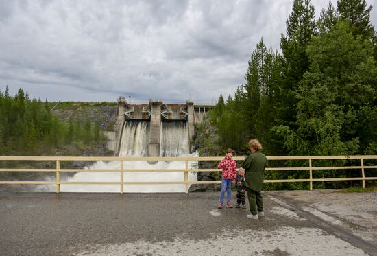 Сброс воды на Верхне-Туломском водохранилище