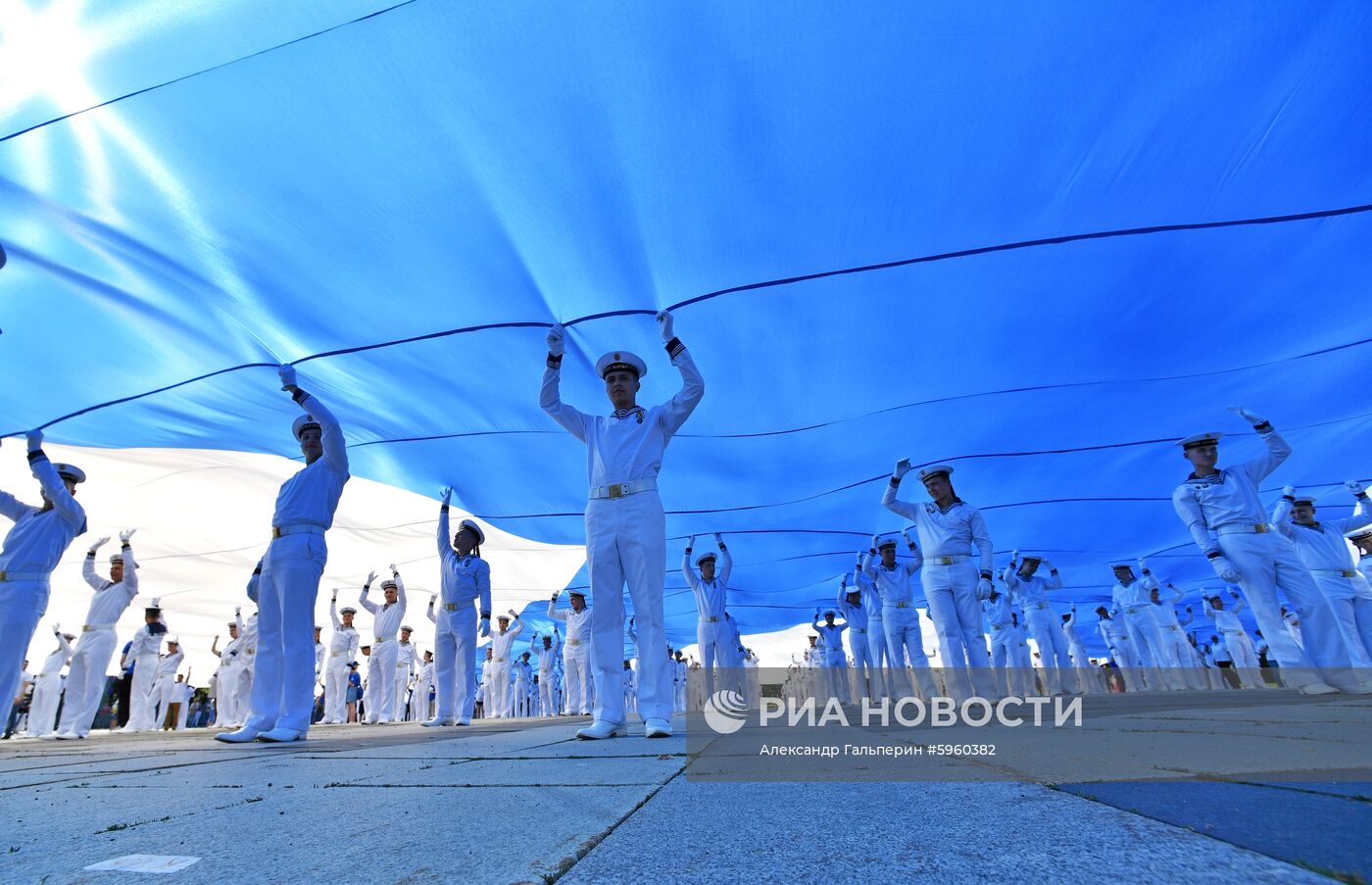 Самый большой в мире Андреевский флаг развернули в Кронштадте