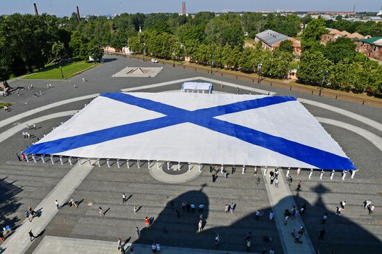 Самый большой в мире Андреевский флаг развернули в Кронштадте