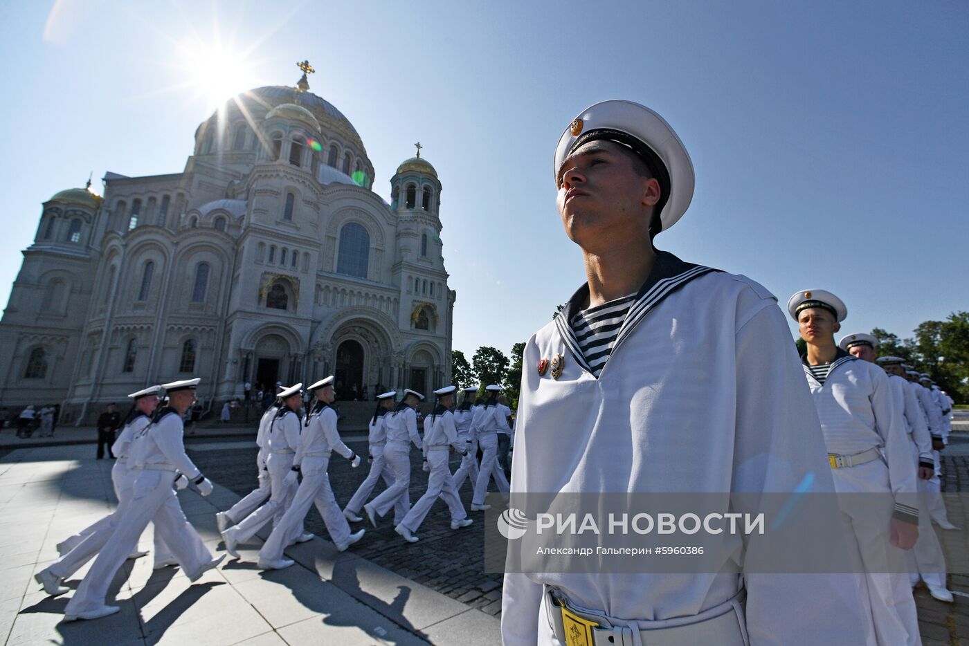 Самый большой в мире Андреевский флаг развернули в Кронштадте