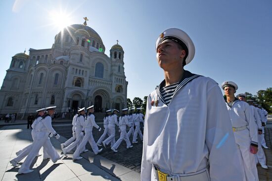 Самый большой в мире Андреевский флаг развернули в Кронштадте