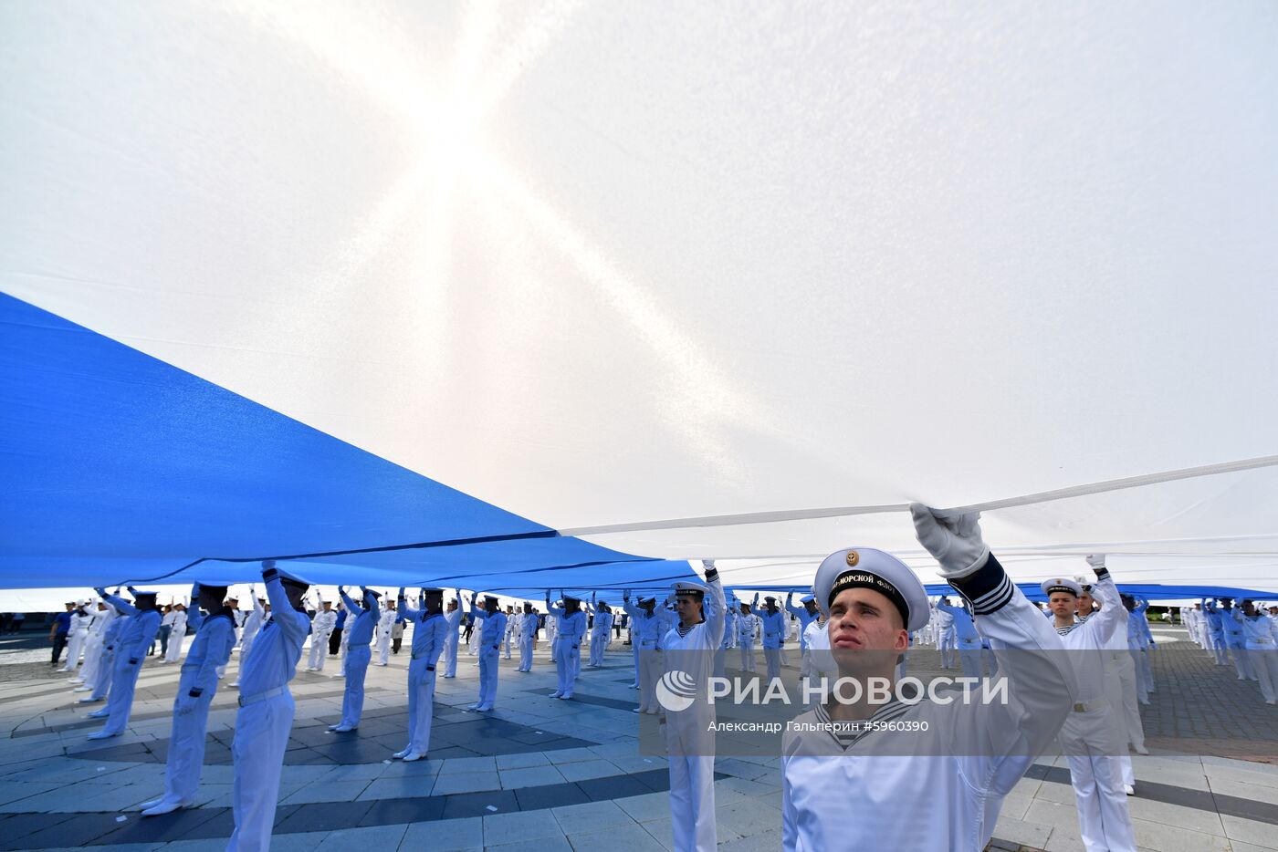 Самый большой в мире Андреевский флаг развернули в Кронштадте