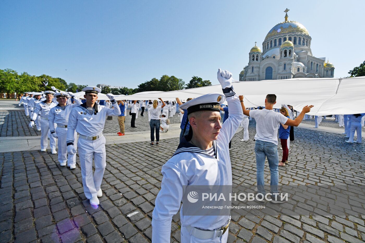 Самый большой в мире Андреевский флаг развернули в Кронштадте