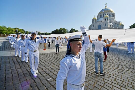 Самый большой в мире Андреевский флаг развернули в Кронштадте