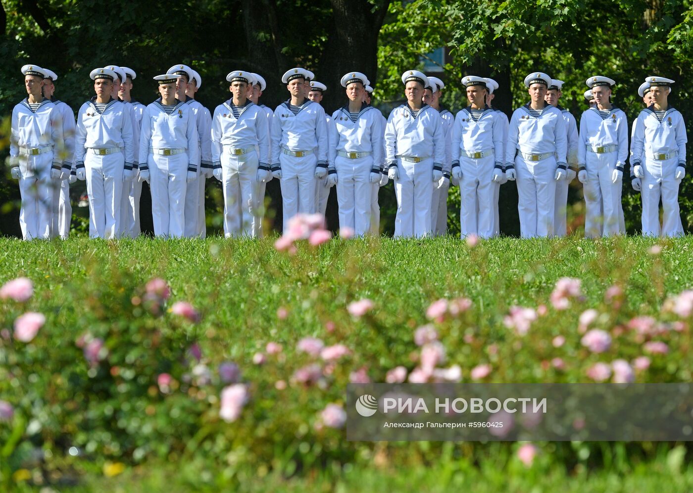 Самый большой в мире Андреевский флаг развернули в Кронштадте