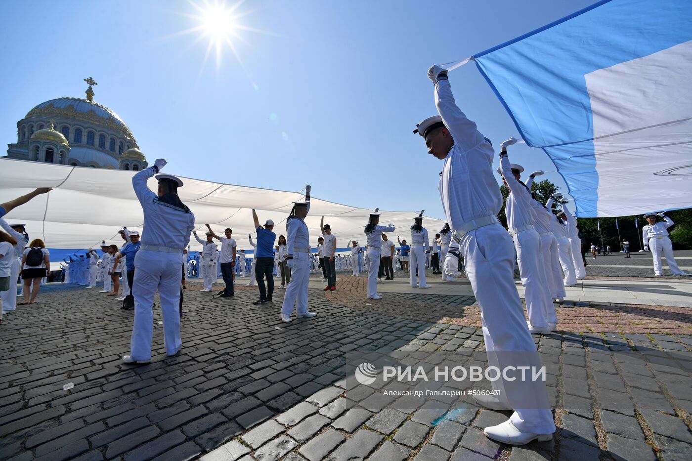 Самый большой в мире Андреевский флаг развернули в Кронштадте