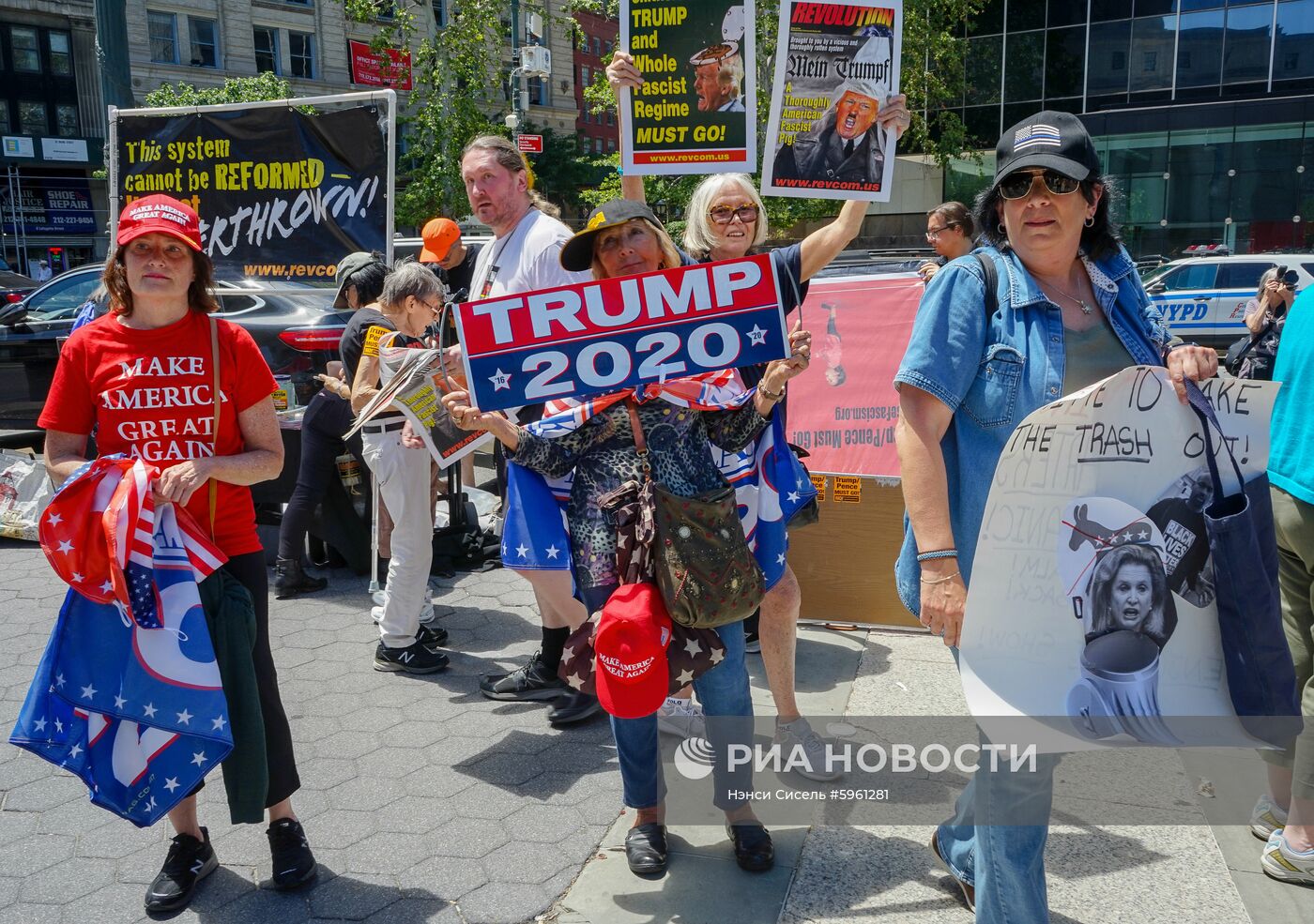 Акция с требованием отставки президента США Дональда Трампа