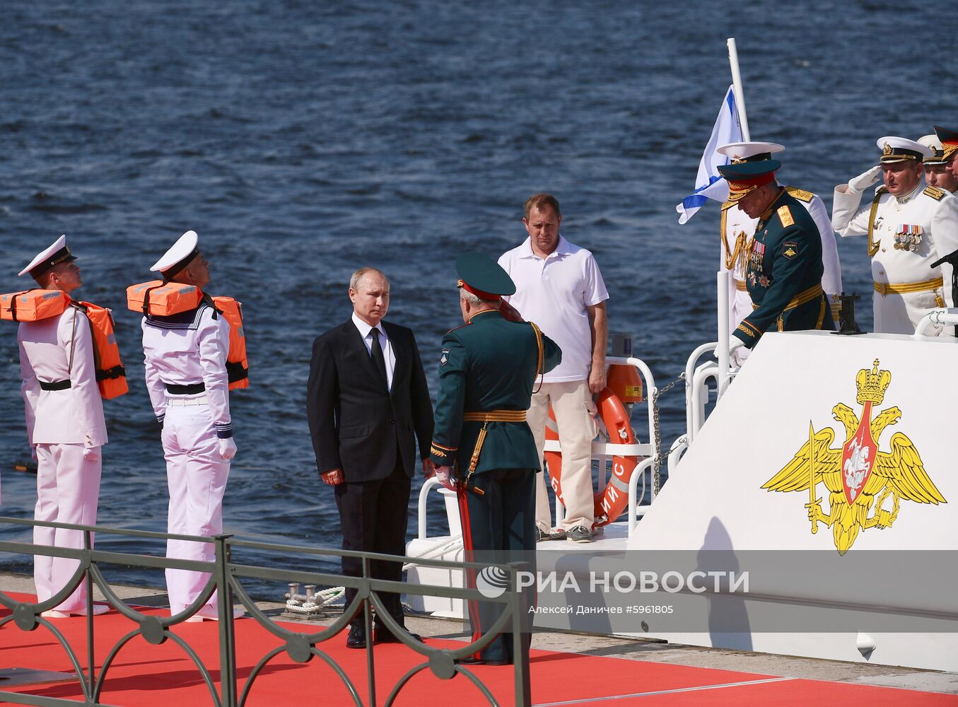 Президент РФ В. Путин принял участие в праздновании Дня ВМФ РФ в Санкт-Петербурге
