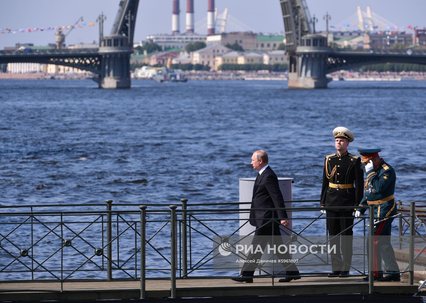 Президент РФ В. Путин принял участие в праздновании Дня ВМФ РФ в Санкт-Петербурге